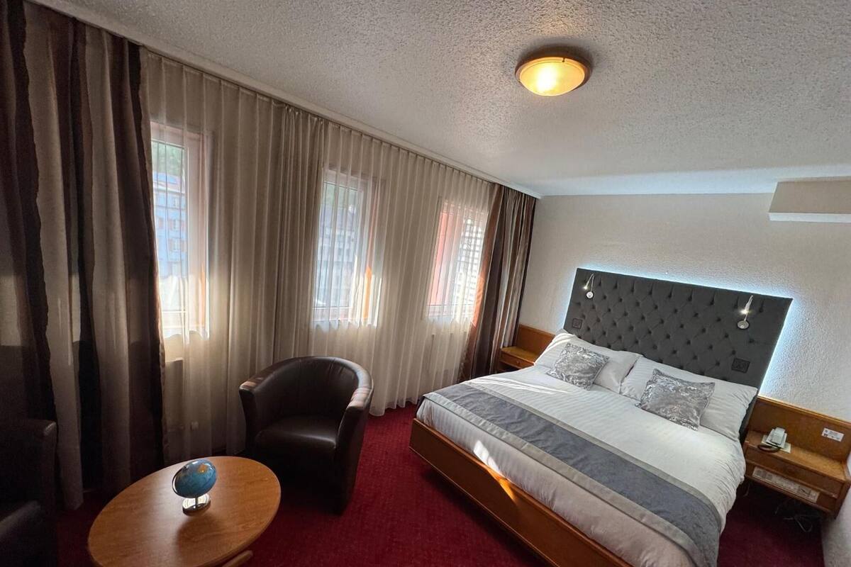 Premium bedding, minibar, in-room safe, iron/ironing board (on request)