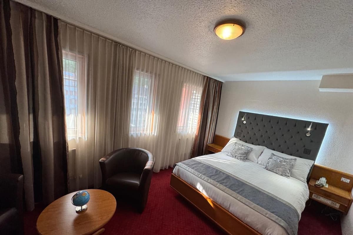 Premium bedding, minibar, in-room safe, iron/ironing board (on request)