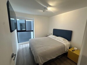 Appartamento Standard, 1 camera da letto, 2 bagni | Una cassaforte in camera, con arredamento individuale, una scrivania