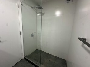 Combined shower/tub, deep soaking tub, towels