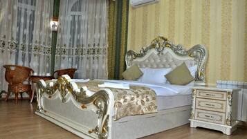 Minibar, in-room safe, desk, iron/ironing board