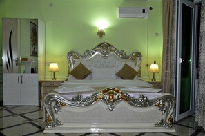 Deluxe Double Room | Minibar, in-room safe, desk, iron/ironing board - Hotel White Palace (Tbilisi)