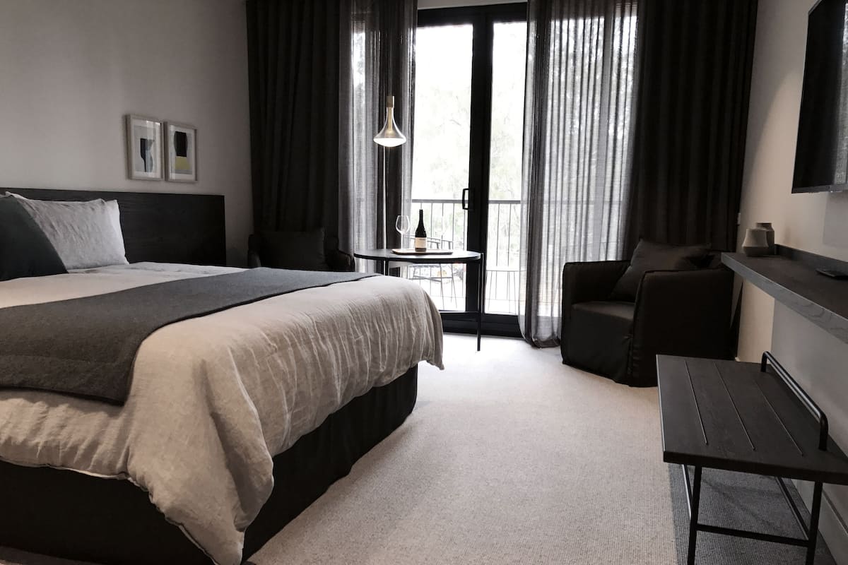 Peralatan tempat tidur premium, bar mini, peti besi dalam bilik 