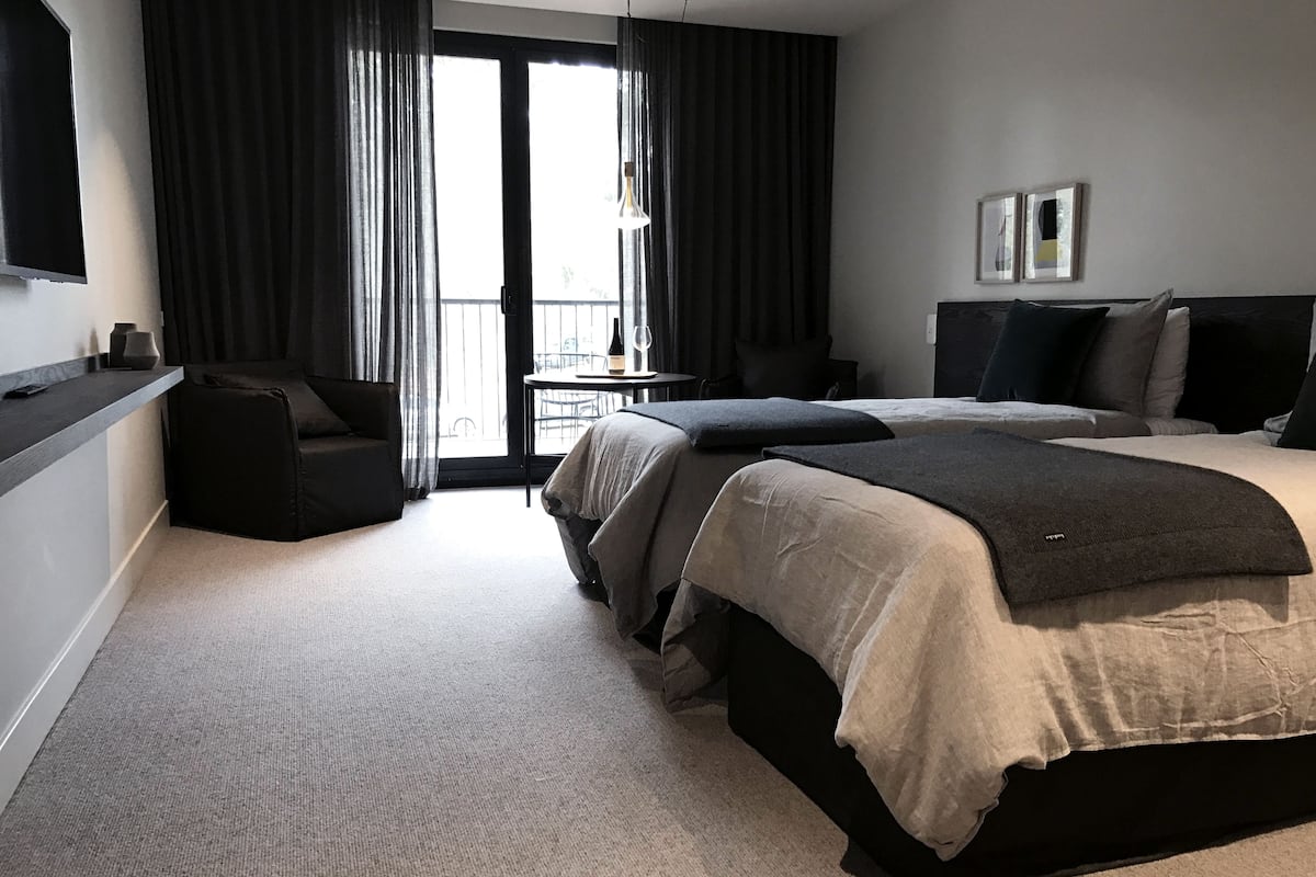 Peralatan tempat tidur premium, bar mini, peti besi dalam bilik 