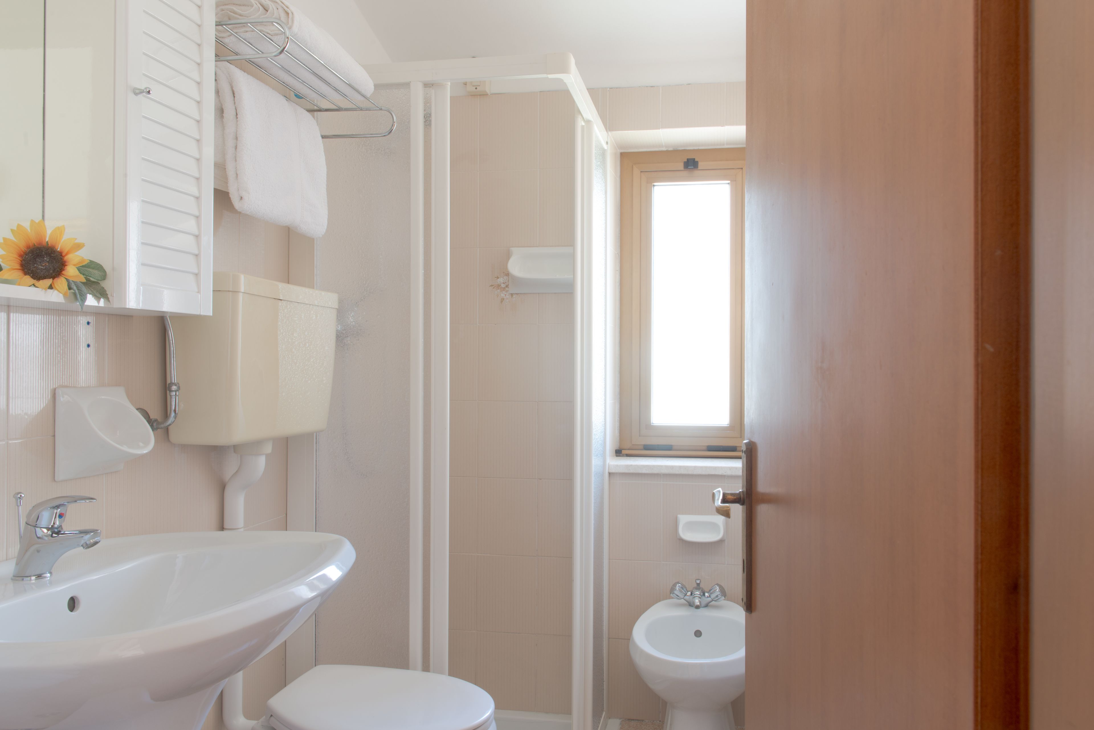 Een badkamer met een wastafel, toilet en een bidet.