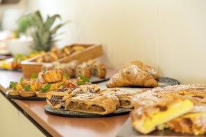 Ein Buffet mit verschiedenen Gebäcken und Desserts.