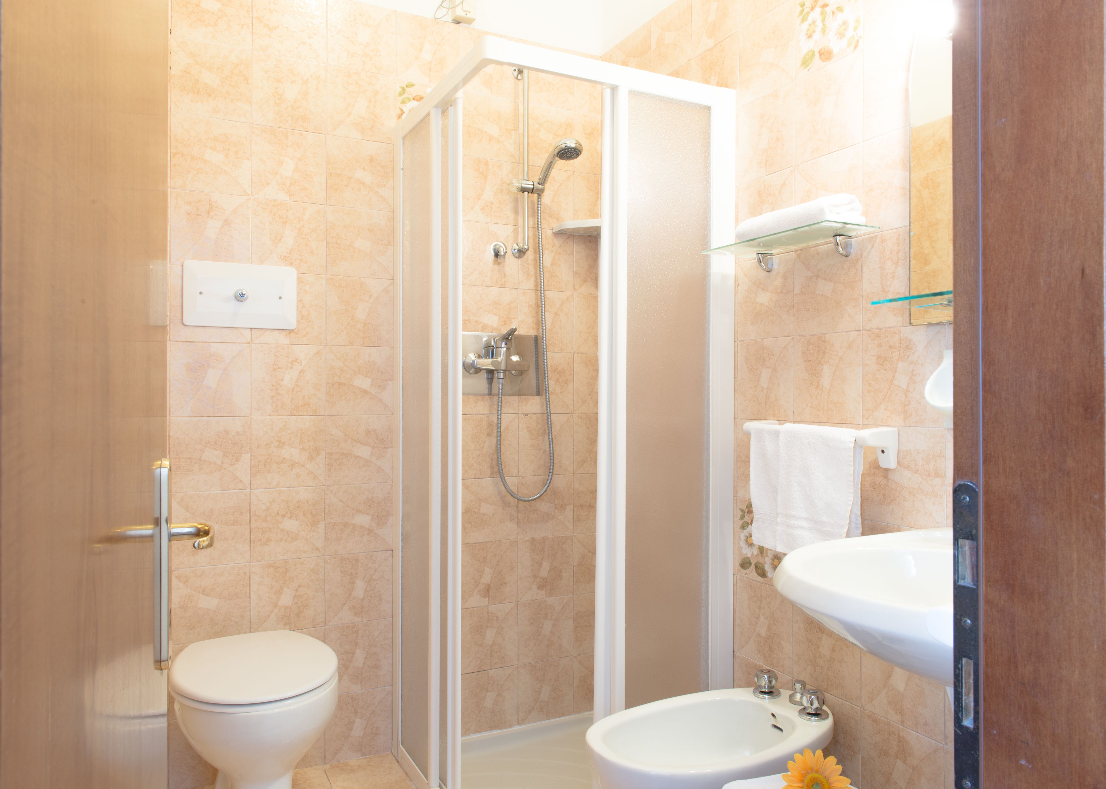 comfort double room | bathroom | shower, free toiletries, hair dryer, bidet