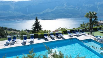 Una piscina al aire libre de temporada