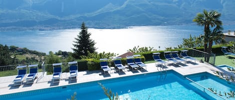 Una piscina al aire libre de temporada