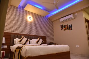 Bộ đồ giường cao cấp, két bảo mật tại phòng, trang trí khác biệt