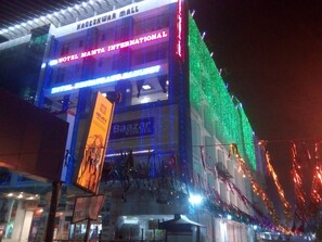 Mặt tiền nơi lưu trú - ban đêm