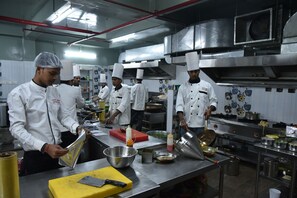 Bao gồm bữa sáng đầy đủ hàng ngày