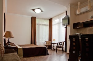 Panoramic Studio, Multiple Beds | Soundproofing, free WiFi, bed sheets