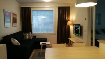 Appartamento Superior, 1 camera da letto, sauna, sul cortile | Soggiorno | TV a schermo piatto