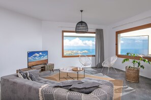 Comfort-Apartment, 3 Schlafzimmer | Wohnbereich | 47-Zoll-Flachbildfernseher mit Satellitenempfang, Fernseher