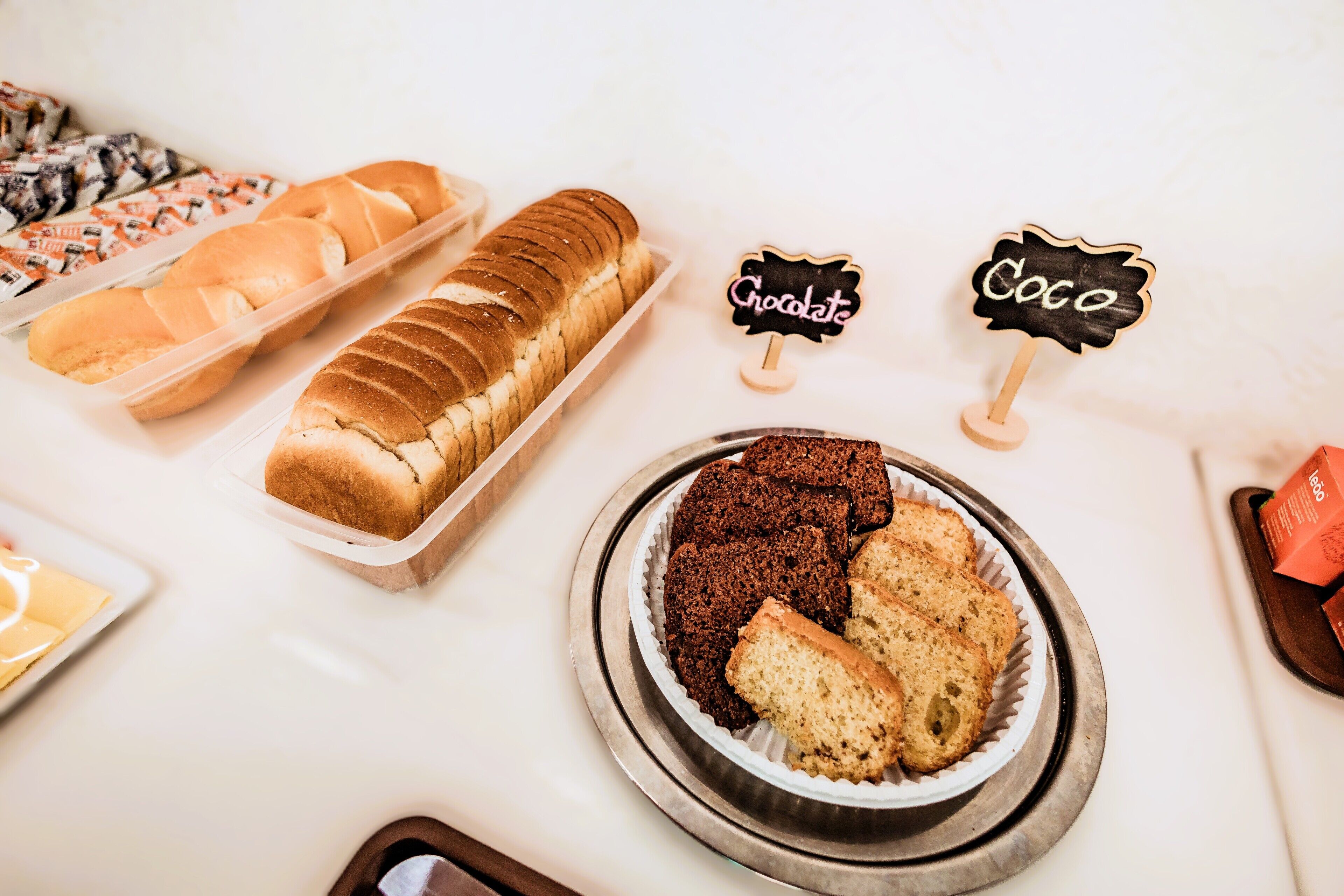 Une variété de pains et de viennoiseries sont disposés sur une table.
