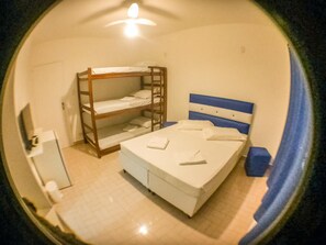 家庭套房, 多张床, 空调, 海滨 | 迷你吧、熨斗/熨板、免费 WiFi、床单