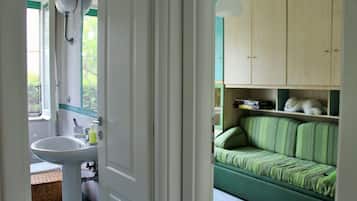 Apartment, 2 Schlafzimmer, Terrasse | Badezimmer | Dusche, HandtĂŒcher