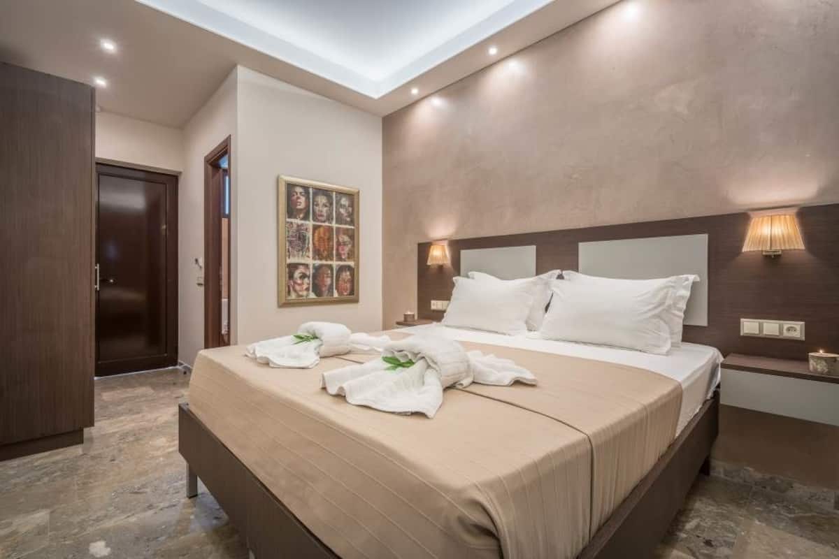 Deluxe Double Room, Balcony | 1 bedroom, premium bedding, minibar, in-room safe