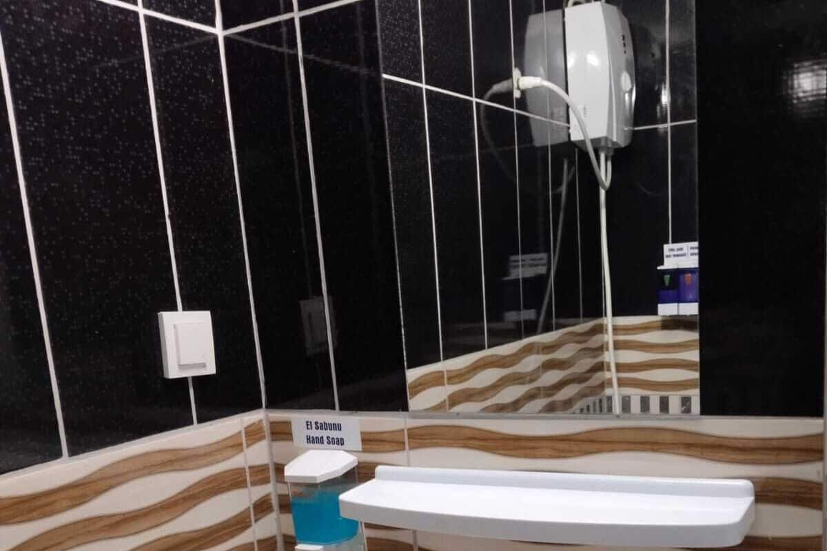 Habitación triple | Baño | Regadera, secadora de cabello, toallas