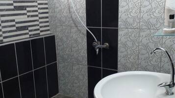 Habitación triple | Baño | Regadera, secadora de cabello, toallas
