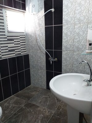 Habitación triple | Baño | Regadera, secadora de cabello, toallas