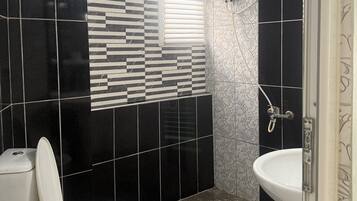 Dusche, Haartrockner, Handtücher