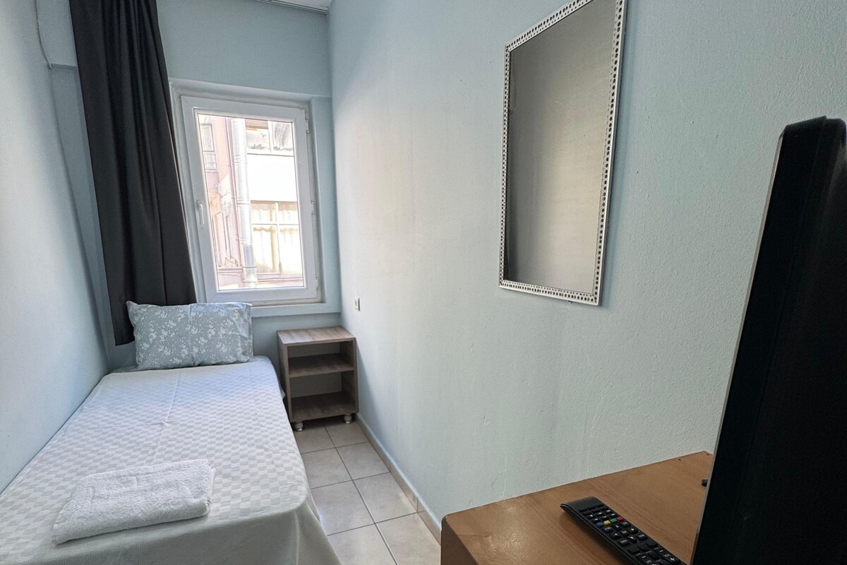 Single Room, Shared Bathroom | Free WiFi, bed sheets