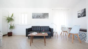 Studio (Tagides) | Wohnbereich | Flachbildfernseher