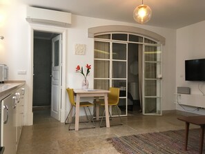 Apartamento, 1 quarto, no piso térreo (Ophiussa) | Opções para refeição no quarto