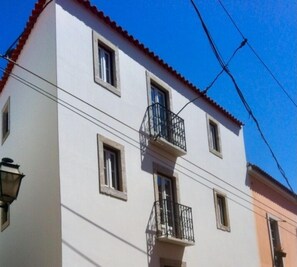 Standard Apartment, 1 Bedroom (Olissipona) | In-room safe, soundproofing, iron/ironing board, cribs/infant beds
