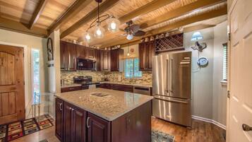 House, 2 Bedrooms | Private kitchen | Full-size fridge, microwave, oven, stovetop