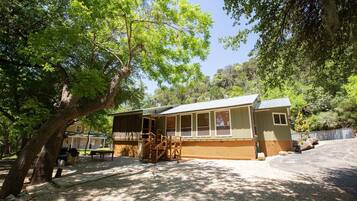 House, 2 Bedrooms | Exterior