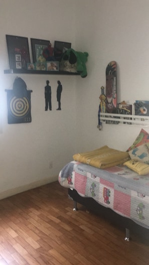 3 camere, una scrivania, tende oscuranti, ferro/asse da stiro