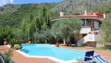 Kolam renang outdoor