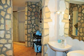 Apartment | Bathroom | Combined shower/bathtub, towels - Appartamento Erica (Ausonia)