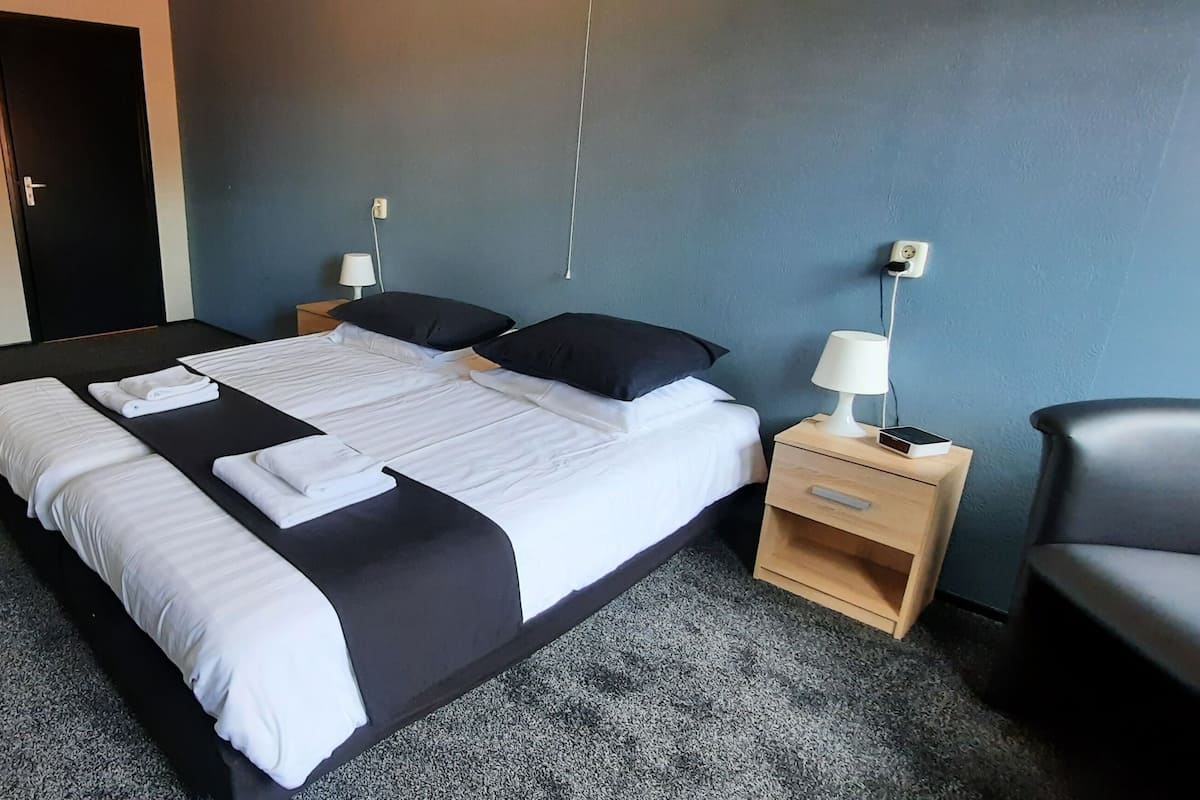Grand tweepersoonskamer | Een strijkplank/strijkijzer, gratis wifi, beddengoed