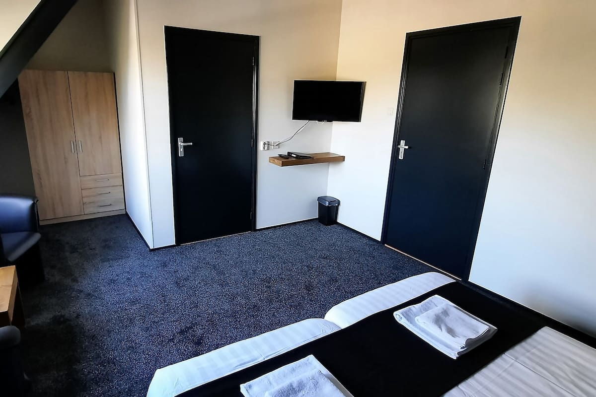 Standaard tweepersoonskamer | Een strijkplank/strijkijzer, gratis wifi, beddengoed