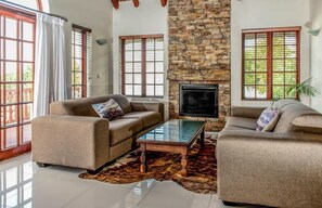 Luxe huis, 5 slaapkamers | Woonruimte | Een televisie