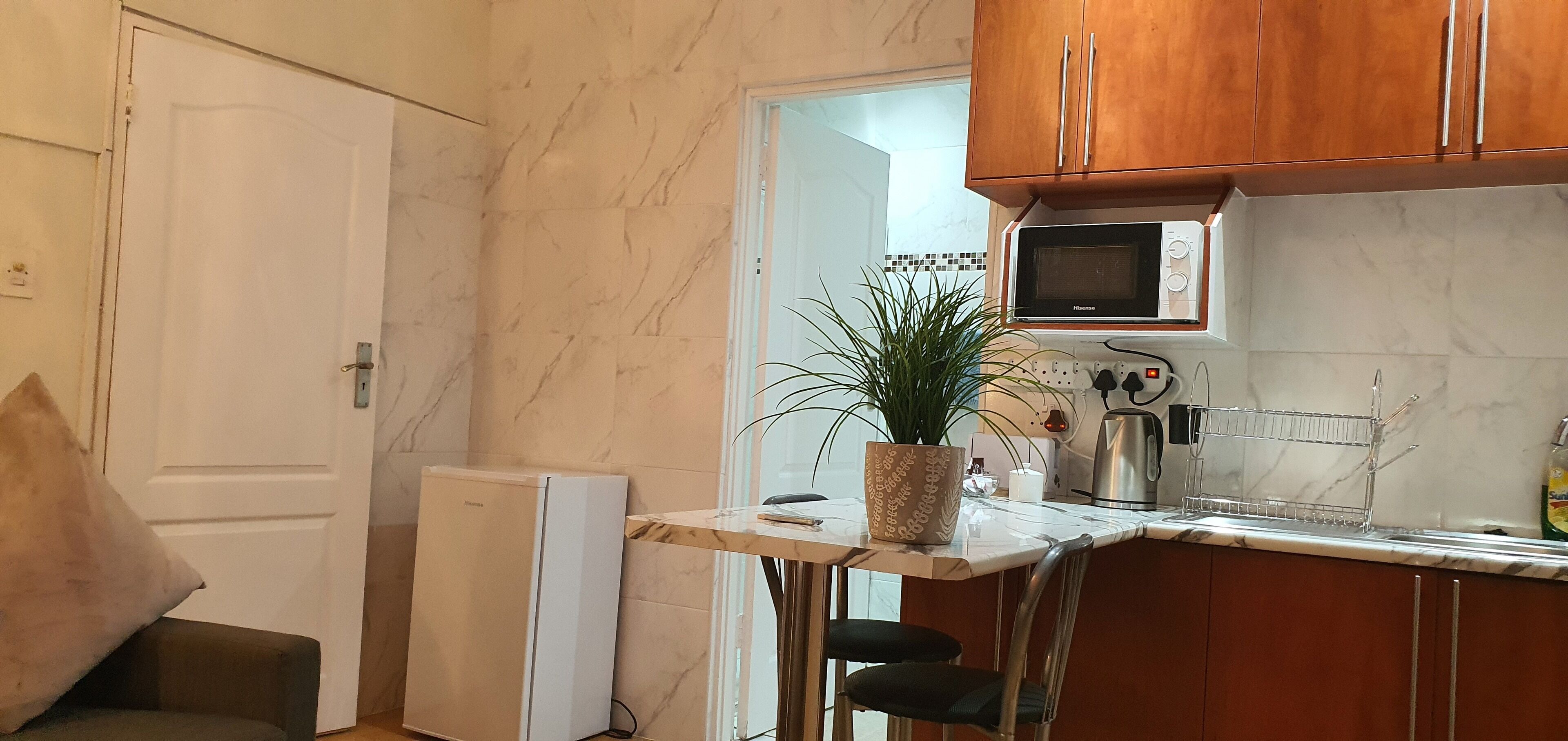 deluxe double room (protea suite) | in-room dining