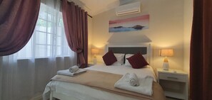 Egyptian cotton sheets, premium bedding, iron/ironing board, free WiFi - Pepper Tree BnB (Sandton)