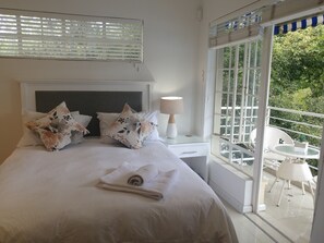 Egyptian cotton sheets, premium bedding, iron/ironing board, free WiFi - Pepper Tree BnB (Sandton)