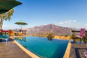 Una piscina al aire libre, tumbonas