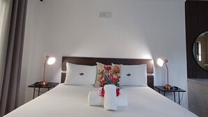 Exclusive Double Room | Premium bedding, Select Comfort beds, in-room safe, desk - Capbon Guesthouse (Windhoek)