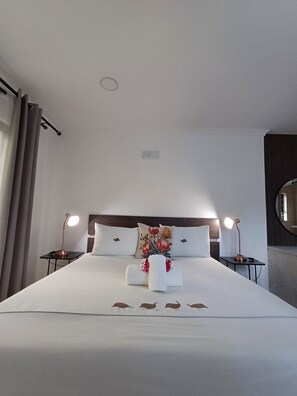 أغطية فراش متميزة وأسرّة سليكت كومفورت وخزنة داخل الغرفة