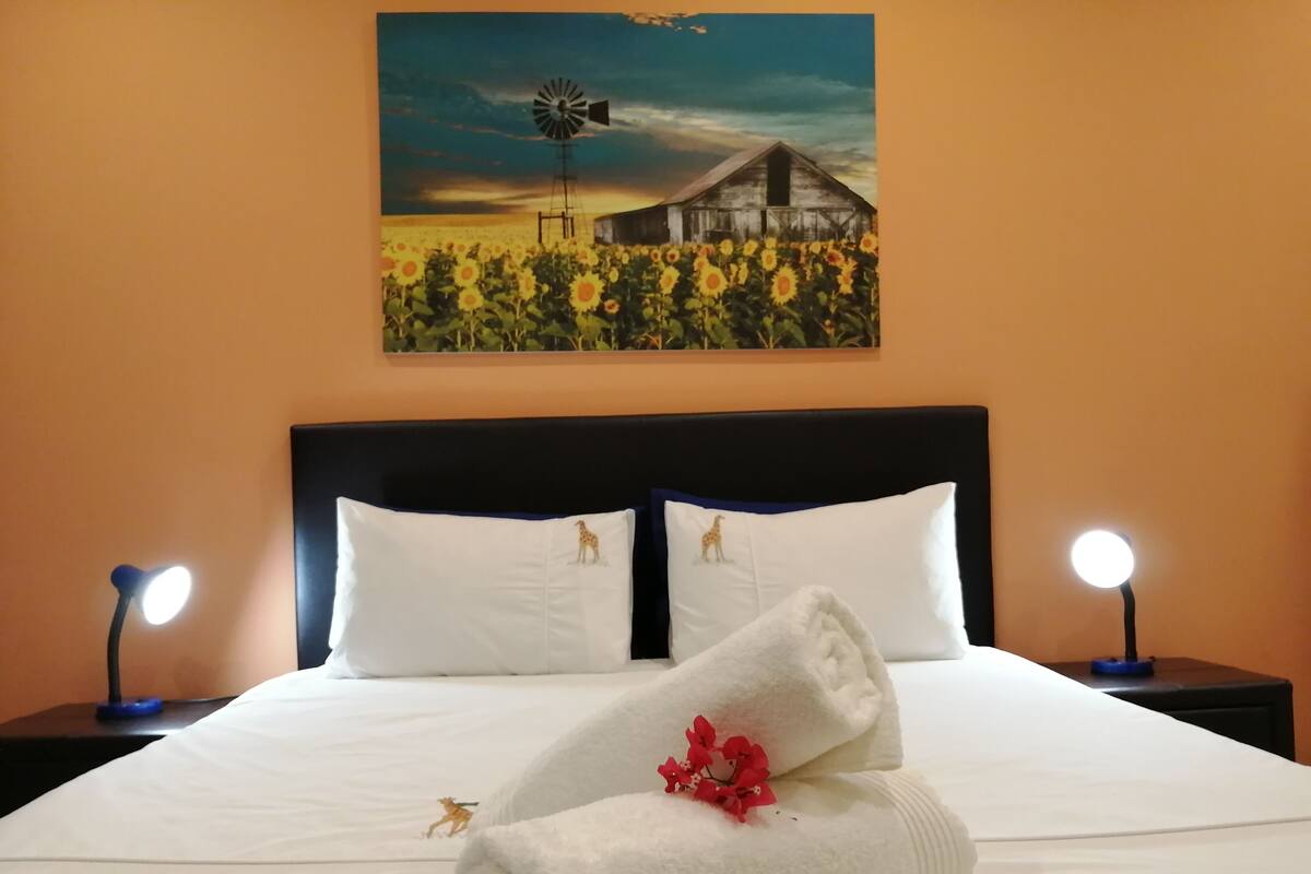 Senior Double Room, 1 Bedroom, Mobility Accessible | Premium bedding, Select Comfort beds, in-room safe, desk