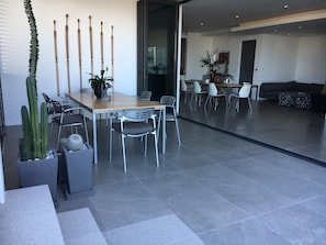 Outdoor dining - Bayview Guest House (Cape Town)