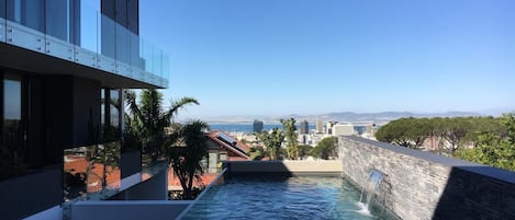 Piscina externa, espreguiçadeiras