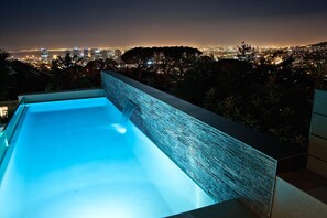 Una piscina al aire libre, tumbonas