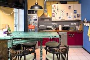 Basic Twin Room | Shared kitchen | Fridge, microwave, stovetop, cookware/dishes/utensils - Trinity Hostel (Minsk)